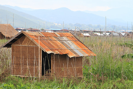 湖边的石洞房屋院子木头国家窗户生态池塘屋顶栅栏住房村庄图片