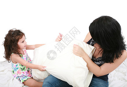母亲和女儿与枕头玩得开心图片