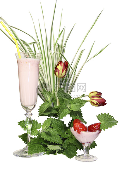 玻璃杯 鸡尾酒和草莓放在花束上树叶白色绿色黄色郁金香奶制品红色浆果粉色图片