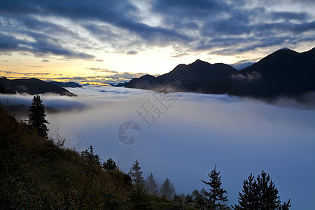 阿尔卑斯山早期薄雾日出图片