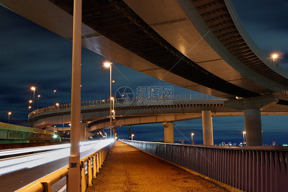 夜间公路边界城市黄色栅栏景观金属建筑学框架路口密度图片