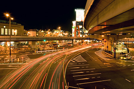 夜间交通天空蓝色运动城市公共汽车黄色景观车站运输速度图片