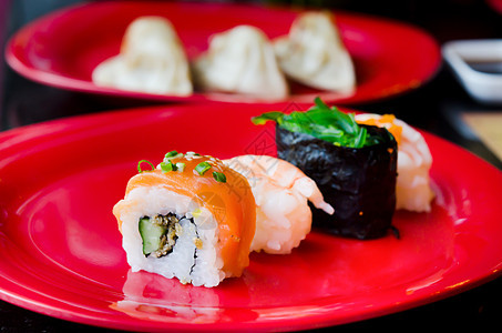 寿司在盘子上食物海藻红色海鲜美食图片