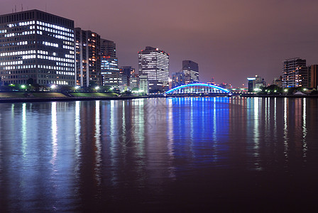 夜间城市天际蓝色窗户金属摩天大楼反射建筑学墨田图片