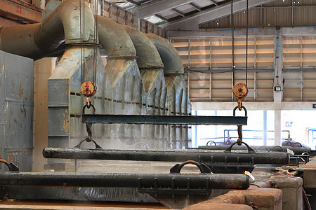 大量钢铁岩浆被移动机器蒸汽起重机工业工厂图片