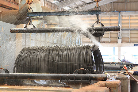大量钢铁岩浆被移动机器蒸汽喷口工业工厂起重机喷出图片