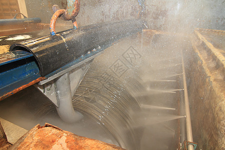 大量钢铁岩浆被移动工业起重机工厂机器蒸汽喷口喷出图片