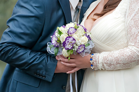 蓝色和白色结婚花束玫瑰婚姻植物区系婚礼夫妻橙子女士紫色绿色背景图片