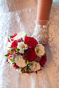 红花和白花的鲜红色花束装饰品蕾丝仪式夫妇柔软度妻子新婚牡丹订婚展示背景图片