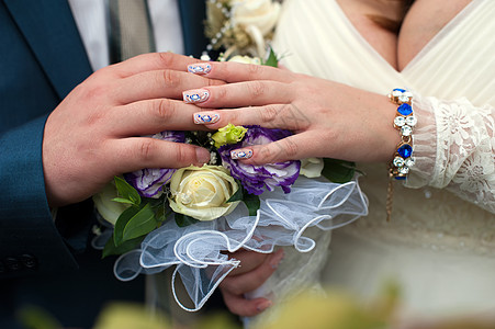蓝色和白色结婚花束玫瑰新娘女性绿色仪式紫色夫妻婚姻婚礼橙子背景图片
