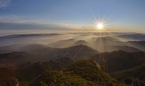 山岳的落日精神环境日落薄雾墙纸地平线太阳辉煌阴霾图片