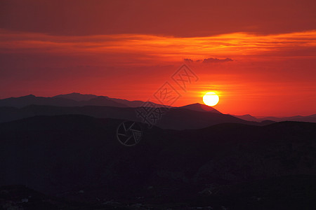 山中夏日风景与太阳环境季节农村植物土地日落蓝色草地气候植物群图片