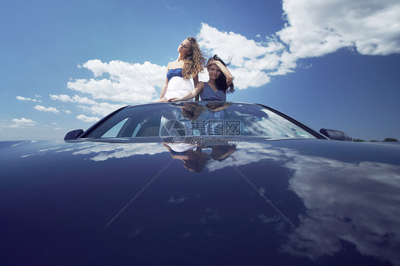 妇女在汽车中跳舞天空女性生活蓝色微笑夫妻女孩青年友谊喜悦图片