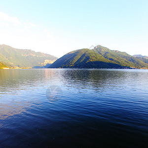 夜间湖边风景爬坡行人村庄布雷天空旅游公园反射蓝色旅行图片