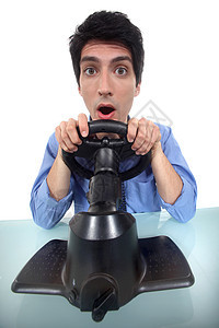 男人测试汽车驾驶模拟器速度控制玩具运动电缆公式技术闲暇教育按钮图片