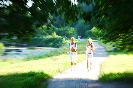 参加竞选的妇女跑步森林娱乐树木运动慢跑者赛跑者公园锻炼女孩图片