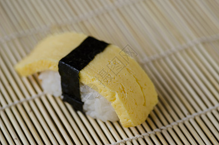 日本寿司宣传单日本寿司美味蔬菜饮食美食海藻小吃文化海苔玉子盘子背景