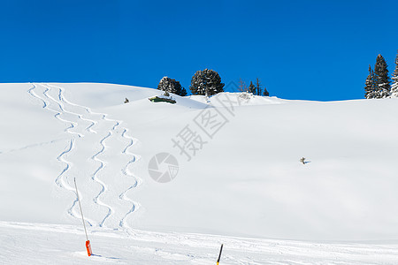 有滑雪和雪板铁轨的雪雪幕背景运动滑雪板痕迹行动季节大雪蓝色晴天活动国家图片