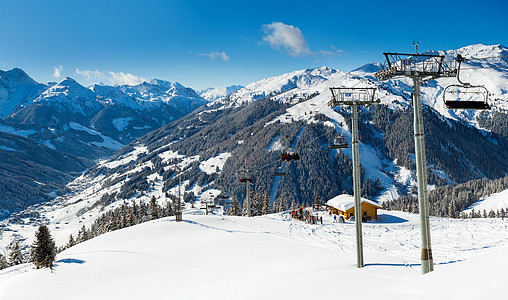 有滑雪和雪板铁轨的雪雪幕背景晴天活动高山路线娱乐蓝色行动滑雪者闲暇痕迹图片