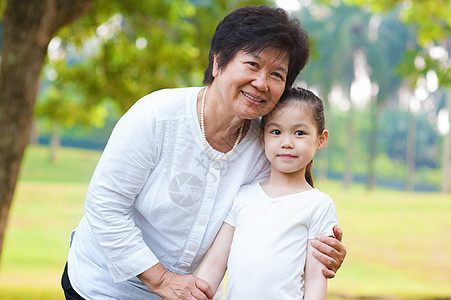 亚洲祖父母和孙子女孙女公园女士家庭卫生退休孩子母亲老年女性图片