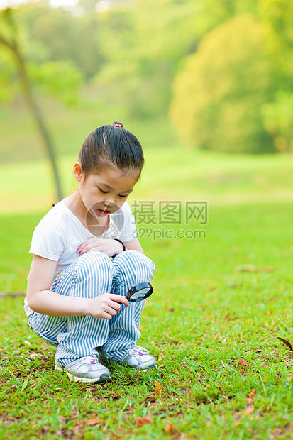 发现中女孩青年童年教育环境孩子科学家放大镜草地好奇心图片