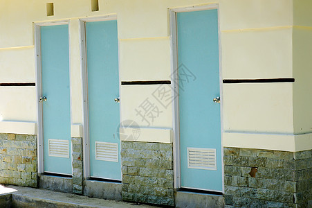 公共厕所的三扇蓝色塑料门图片