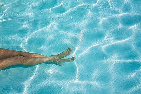 游泳池中的蓝水海浪游泳蓝色水池背景图片
