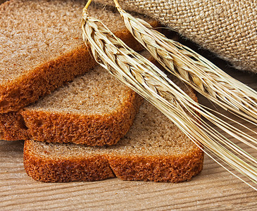 核心黑麦面包食物稻草高清图片
