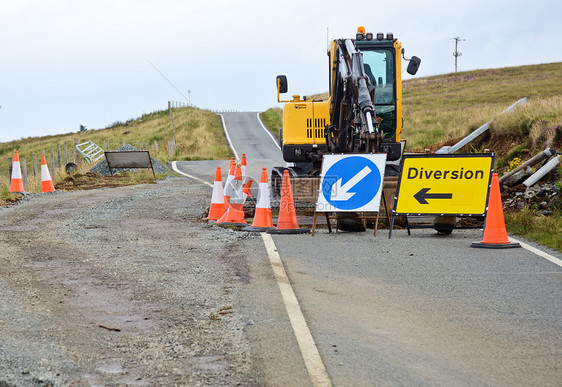 修建公路道路车道沥青坡道施工警告现代化挖掘机装修工作黄色图片