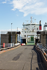 码头的渡轮乘客车辆加载港口海岸工艺船只船尾坡道甲板图片