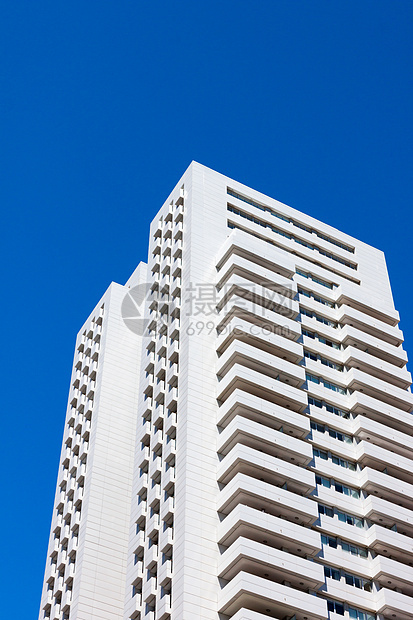 在蓝天上建造现代住宅楼图片