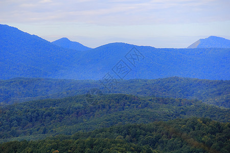 高加索绿色山脉的夏季风景景观岩石爬坡绿色顶峰首脑旅行森林木头叶子高度图片