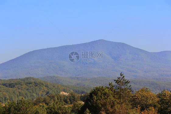 高加索绿色山脉的夏季风景景观全景岩石森林叶子旅行爬坡首脑绿色高度悬崖图片