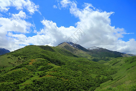 高加索绿色山脉的夏季风景景观全景岩石高度木头森林旅行悬崖首脑叶子绿色图片