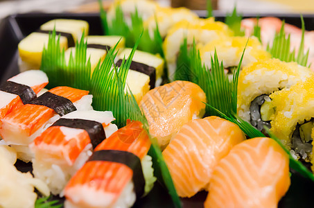 混合寿司白色红色海鲜美食食物海藻图片