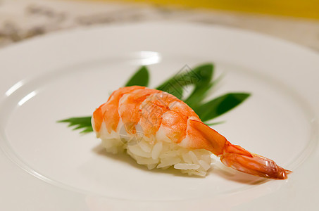美味的寿司盘子海鲜白色红色背景图片