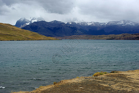 智利湖湖荒野风景草原顶峰图片
