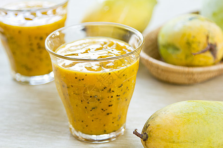 芒果与激情水果冰淇淋小吃营养黄色饮食食物热带果汁排毒矿物绿色图片