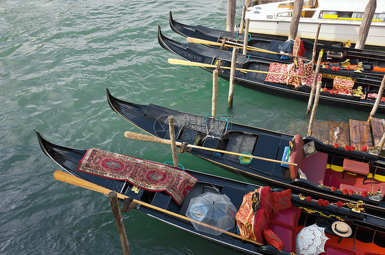 Gondolas在威尼斯等观光客图片