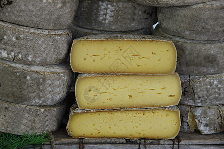 法国市场上的奶酪市场商业奶制品产品销售店铺牛奶展示白色美食黄色图片