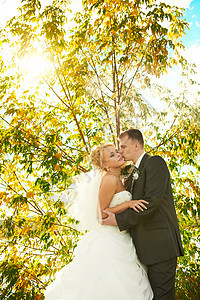 绿色公园背景的新娘和新郎婚姻微笑婚礼夫妻花束男性场地拥抱幸福套装图片