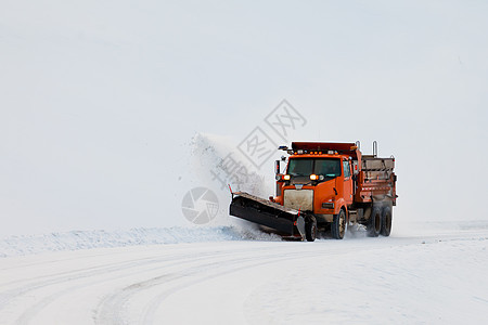 冬季风暴暴风雪中 雪犁清扫道路运输天气气候变化驾驶降雪状况沉淀司机街道白化图片