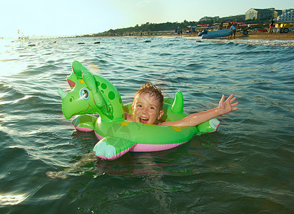 在波浪中的家庭喜悦海浪海滩季节假期蓝色孩子童年乐趣晴天图片
