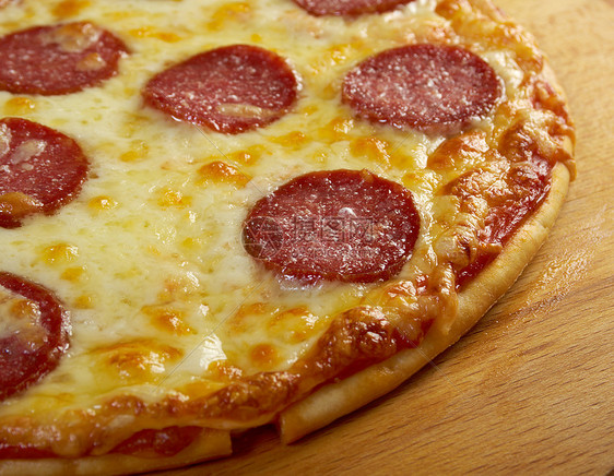 自己制造的披萨披萨辣椒营养脆皮圆圈食物小吃圆形午餐图片