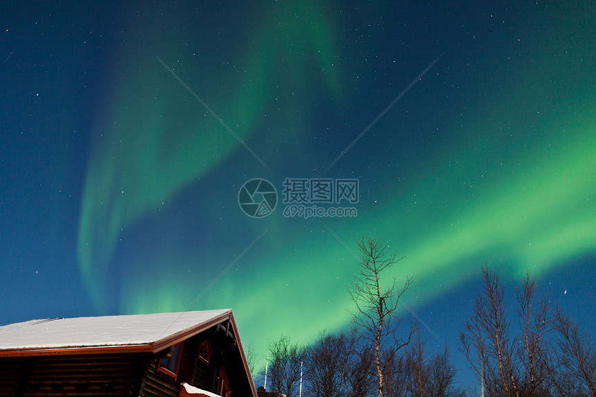 木舱上方的北极光宇宙极光地磁峡湾北极星荒野冷冻星星太阳风星系图片