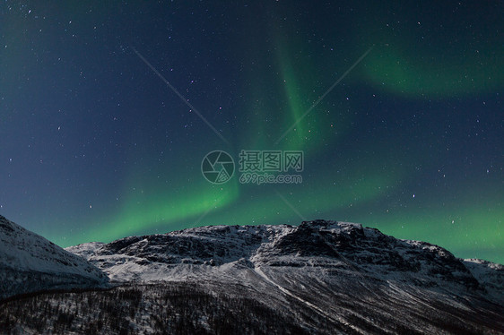 山后面的北极光宇宙星系太阳风极光北极星峡湾冷冻地磁反射绿色图片