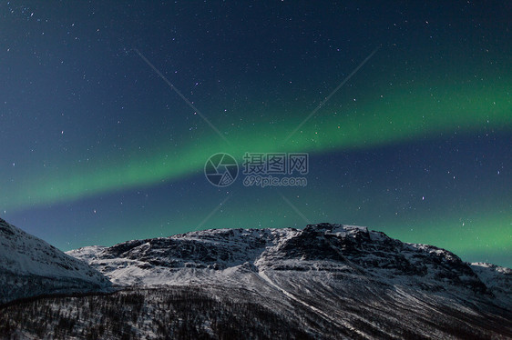 山后面的北极光宇宙冷冻星系地磁反射峡湾荒野极光绿色太阳风图片