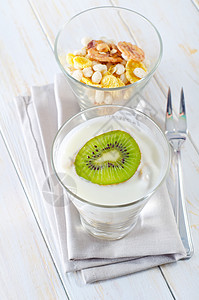 杯子里的新鲜酸奶和梅斯利排毒奶油水果食物玻璃午餐牛奶种子饮食奶制品图片