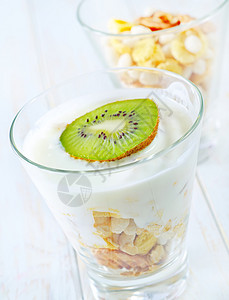 杯子里的新鲜酸奶和梅斯利纤维薄片营养玻璃饮食排毒食物粮食小吃牛奶图片