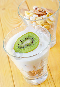 杯子里的新鲜酸奶和梅斯利食物奶制品水果小吃蜂蜜奶油谷物午餐纤维牛奶图片